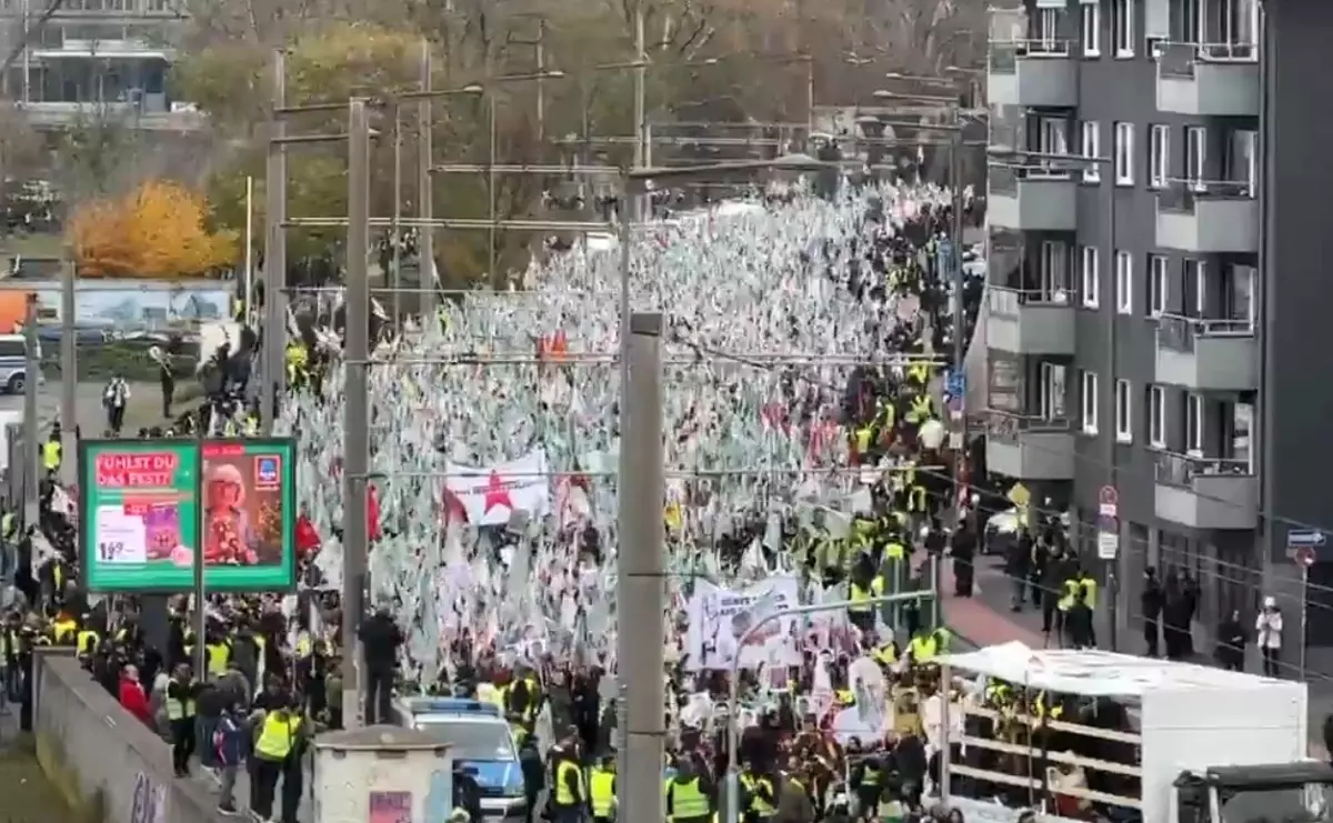 Köln’de PKK Yandaşlarından Yürüyüş